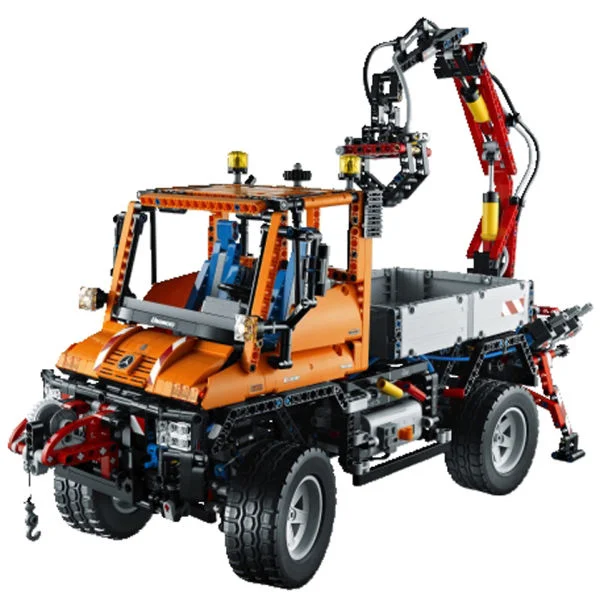 LEGO Technic: Mercedes-Benz Unimog U 400 (8110) Image 1