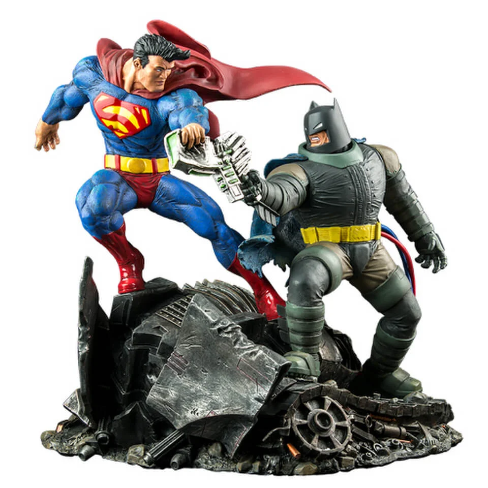 DC Collectibles The Dark Knight Returns: Superman v Batman Statue Image 1