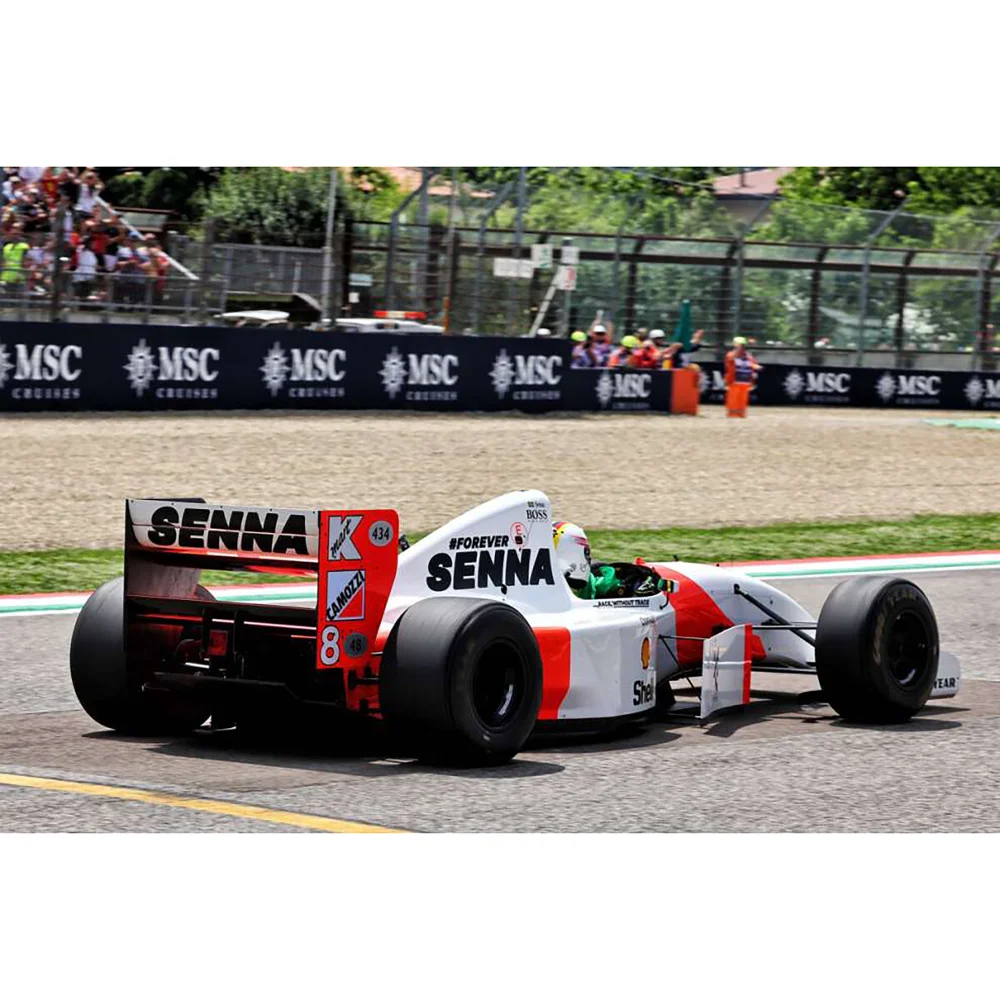 Minichamps 1:18 McLaren Ford MP4/8 - Sebastian Vettel - Tribute Imola 18.05.24 W Standing Figurine And Flag Image 1
